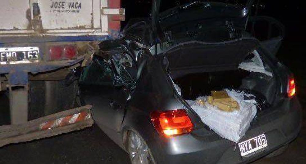 Muri� un matrimonio al chocar contra un acoplado