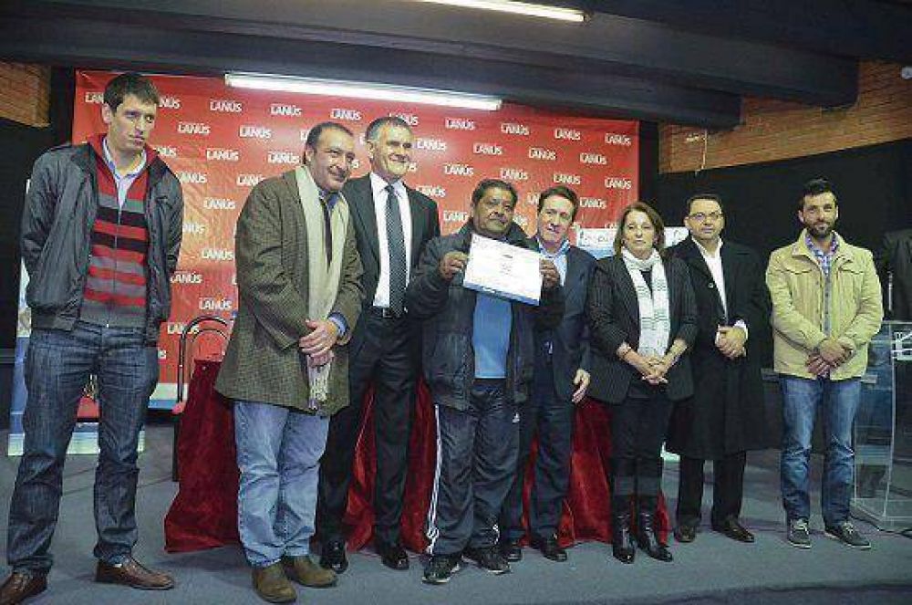 ALICIA KIRCHNER Y D�AZ P�REZ ENTREGARON PENSIONES NO CONTRIBUTIVAS E IMPORTANTES SUBSIDIOS A CLUBES Y ESCUELAS