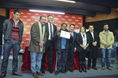 ALICIA KIRCHNER Y D�AZ P�REZ ENTREGARON PENSIONES NO CONTRIBUTIVAS E IMPORTANTES SUBSIDIOS A CLUBES Y ESCUELAS