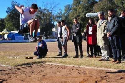El gobernador en la apertura de la competici�n de los Intercolegiales