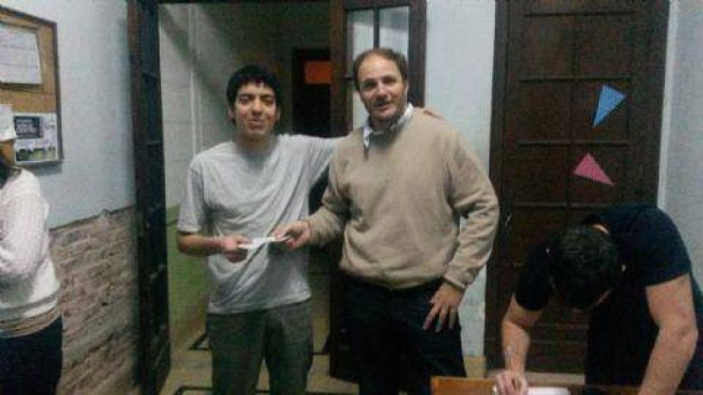 El diputado Santiago entreg� un subsidio a Centro de Estudiantes Universitarios