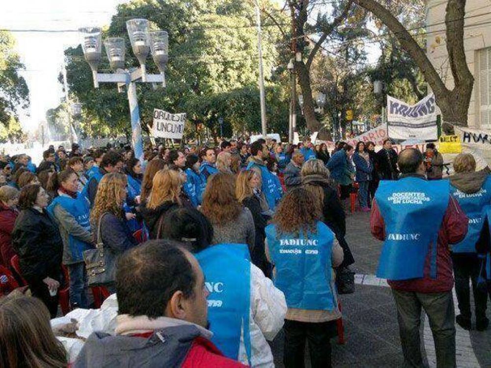 Los docentes universitarios protestaron frente a la Legislatura