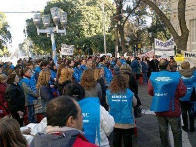 Los docentes universitarios protestaron frente a la Legislatura