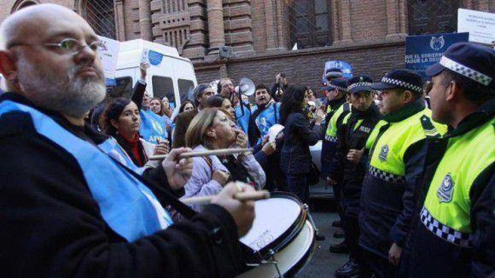 Adiunt: manifestaron frente al Mercedes Sosa