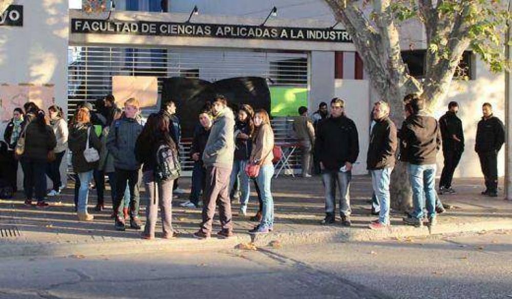 Facultad Ciencias Aplicadas a la Industria tomada por estudiantes