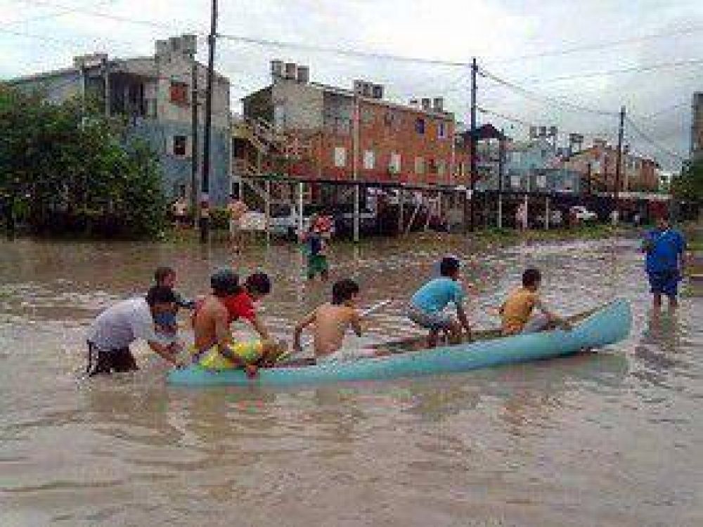  Jvenes recolectan donaciones para inundados en el noreste argentino