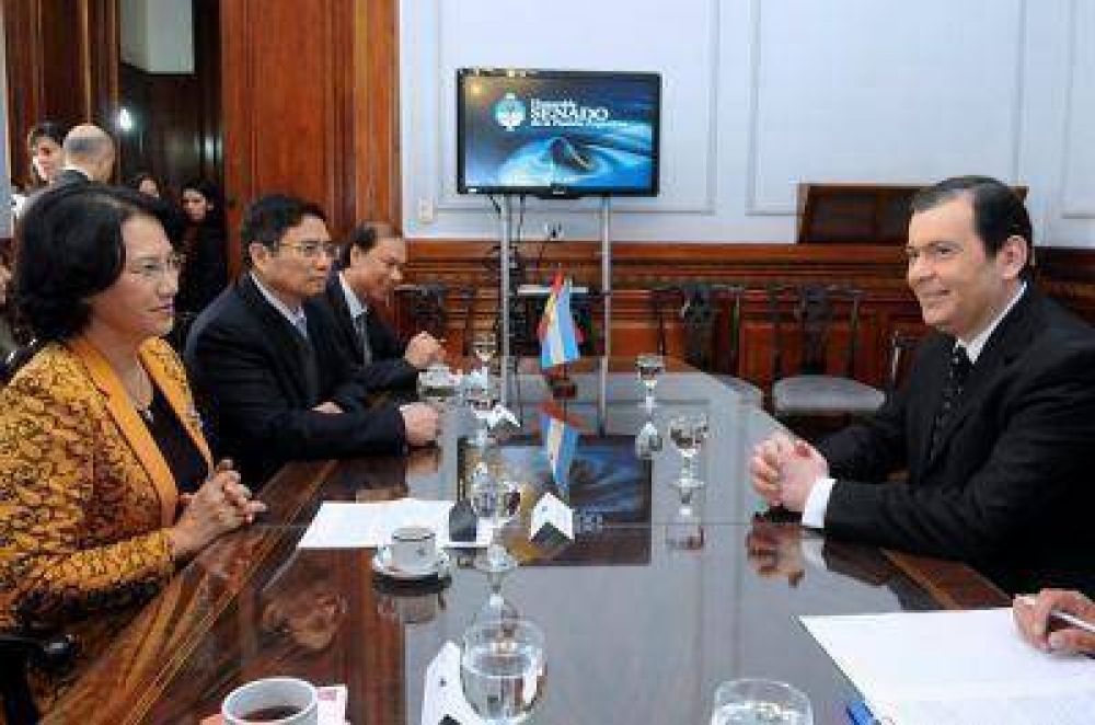 El senador Zamora recibi� a la Vicepresidenta de la Asamblea de Vietnam