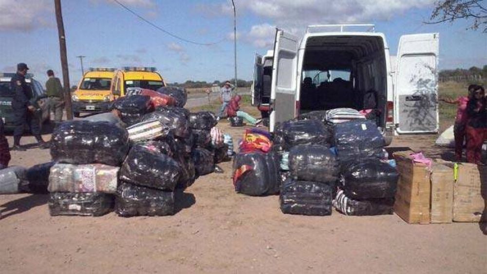 Secuestran mercader�a ilegal de tres combi y un colectivo