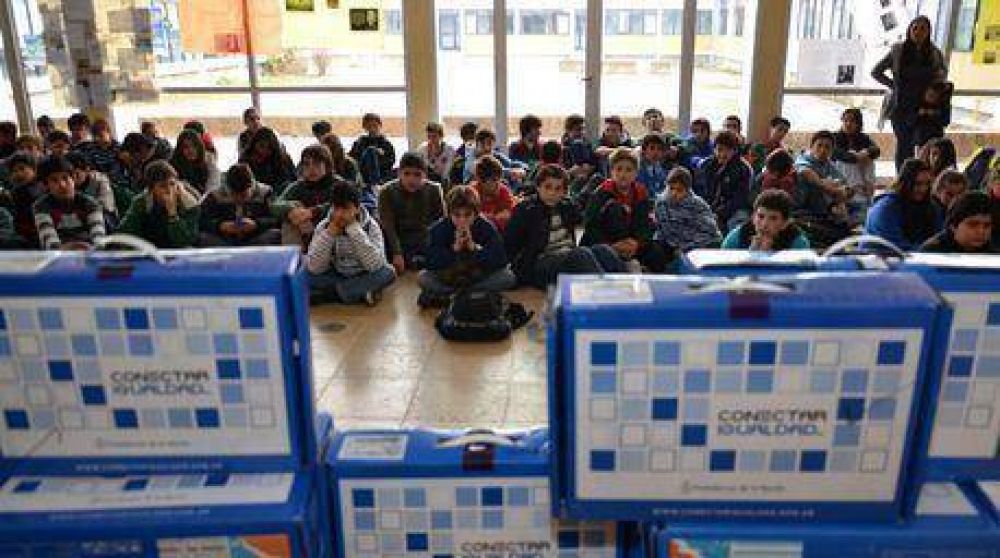 ANSES entreg� netbooks en la EET N� 2 con presencia de autoridades regionales