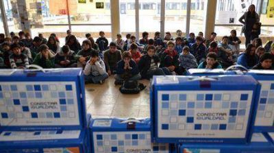 ANSES entreg� netbooks en la EET N� 2 con presencia de autoridades regionales