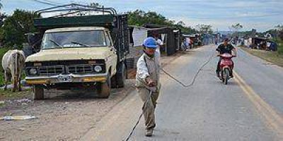 Trabajan en el tendido el�ctrico p�blico y domiciliario para afectados de los kil�metros