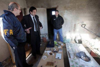 Encontraron gran cantidad de droga y armas en Alvarado al 9700