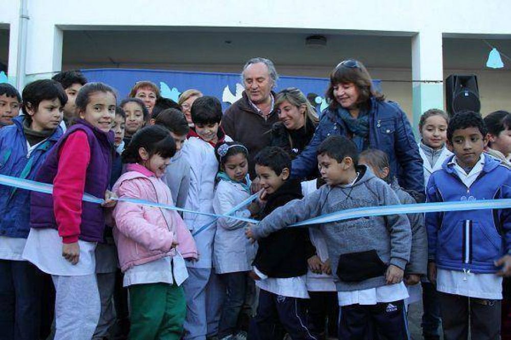 De la Torre inaugur� mejoras en la escuela primaria 10 de San Miguel