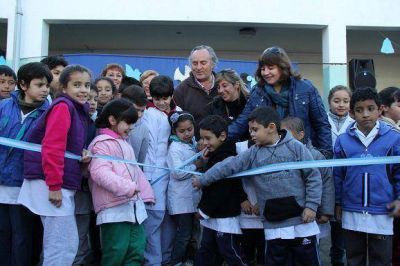 De la Torre inaugur� mejoras en la escuela primaria 10 de San Miguel