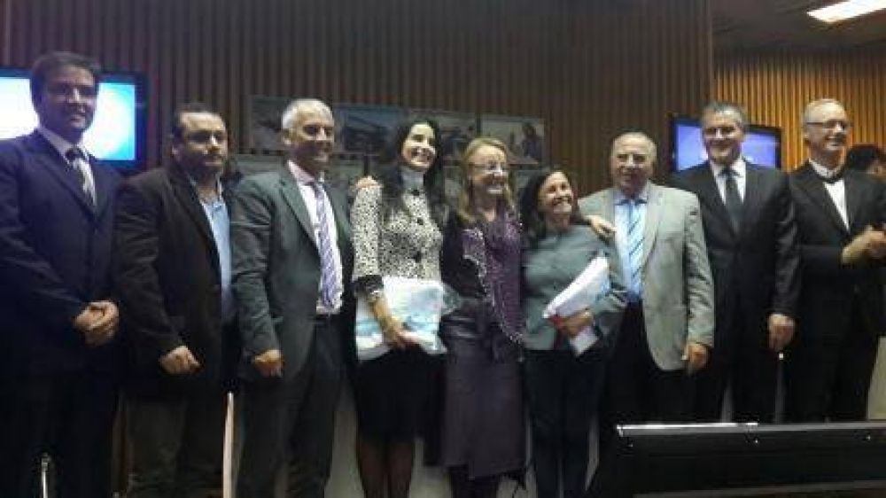 Alicia Kirchner entreg� productos textiles producidos por cooperativistas destinados a los hospitales de la provincia