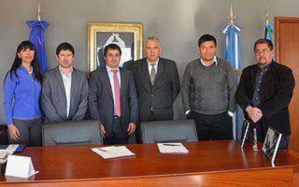 Convenio entre la UNLZ y los Cascos Blancos