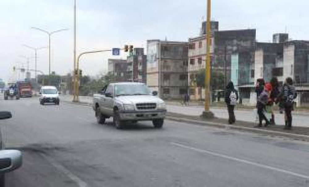 Para ir a clases esquivan autos que pasan a gran velocidad