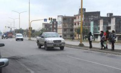 Para ir a clases esquivan autos que pasan a gran velocidad