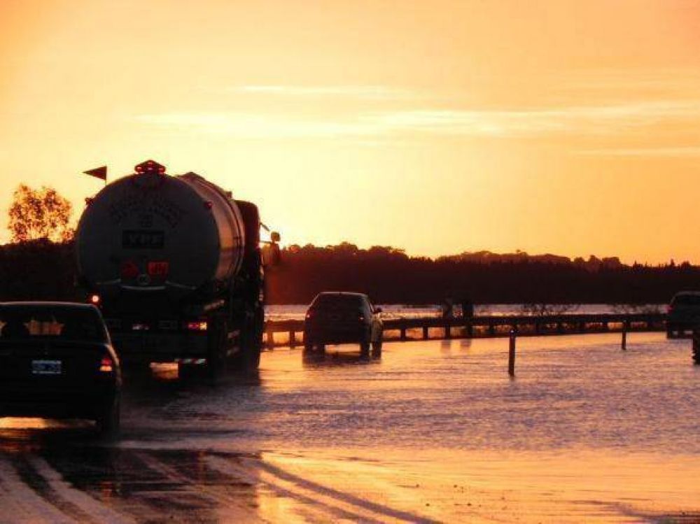 El agua retrocede en Santo Tom� pero la ruta sigue cortada