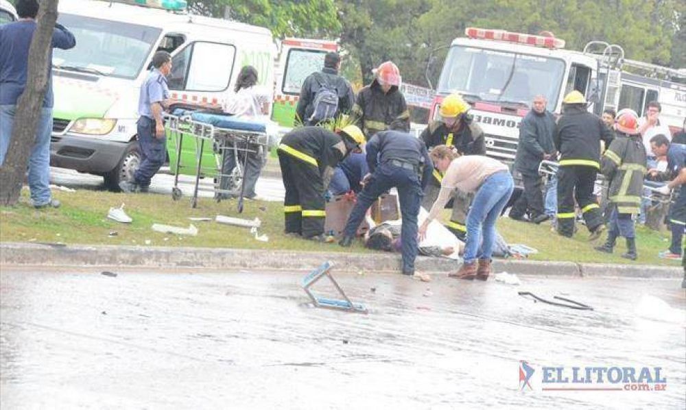 Muri� una enfermera en el vuelco de una ambulancia tras brutal accidente