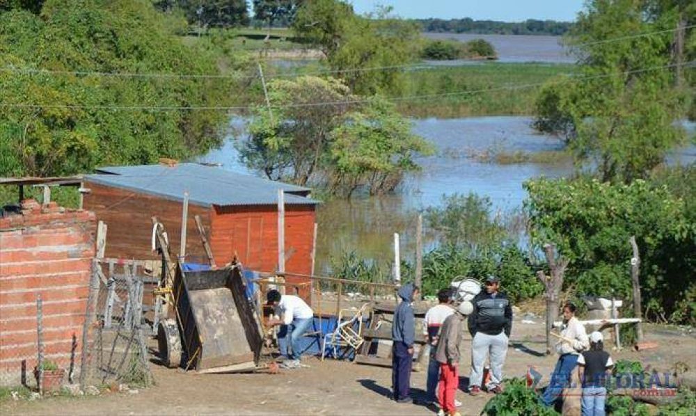 El r�o comenz� a bajar pero el agua todav�a afecta a unas 18 familias de La Tosquera