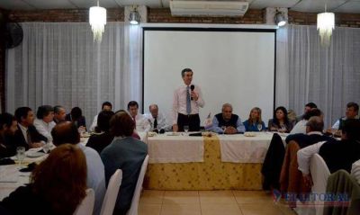 Con anuncios de millonarias inversiones, Randazzo se lanz� como precandidato K