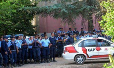 Echaron a 23 polic�as que participaron de una reuni�n gremial