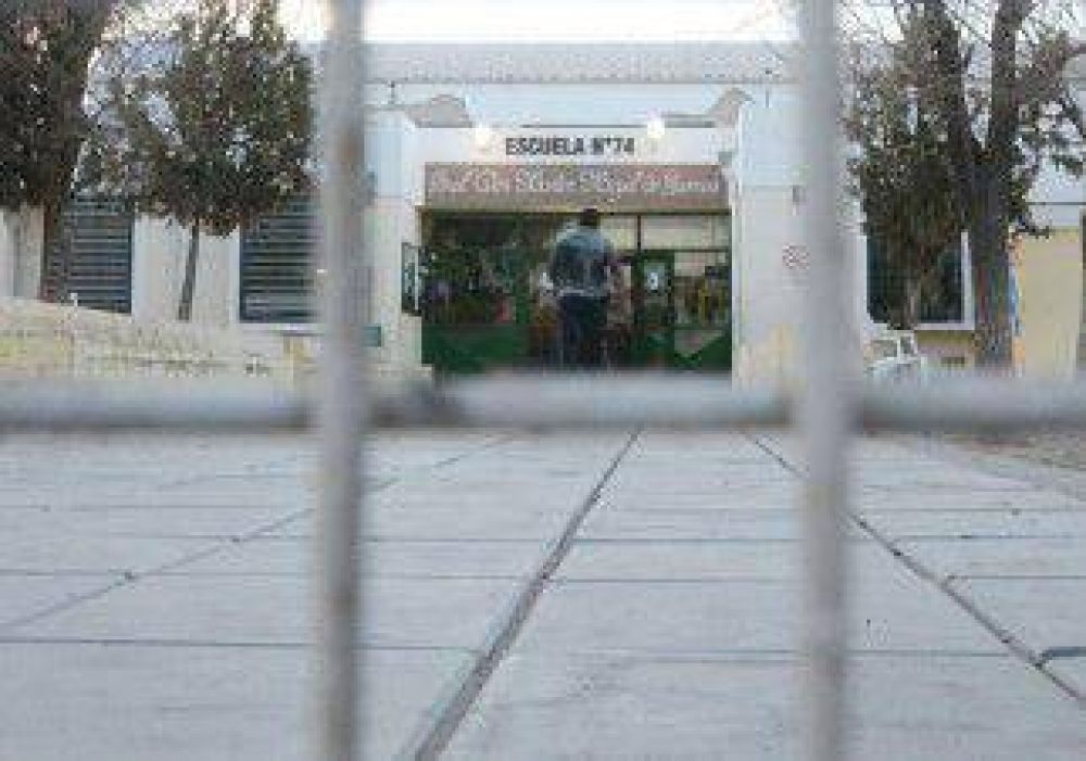 M�s violencia en las escuelas: golpearon y robaron a una maestra 
