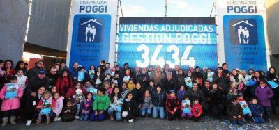 Poggi entreg� las casas a 100 familias de Villa Mercedes