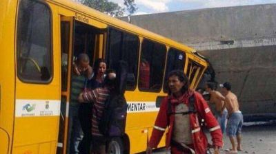 Tragedia en Brasil: un viaducto se desplom� sobre un autob�s y hay muertos