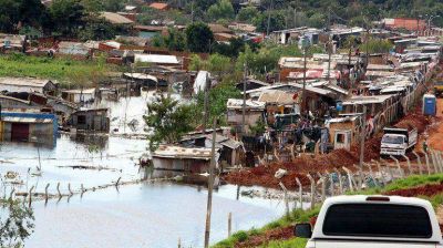 Por las inundaciones, el mayor basurero de Paraguay provoca una alerta medioambiental