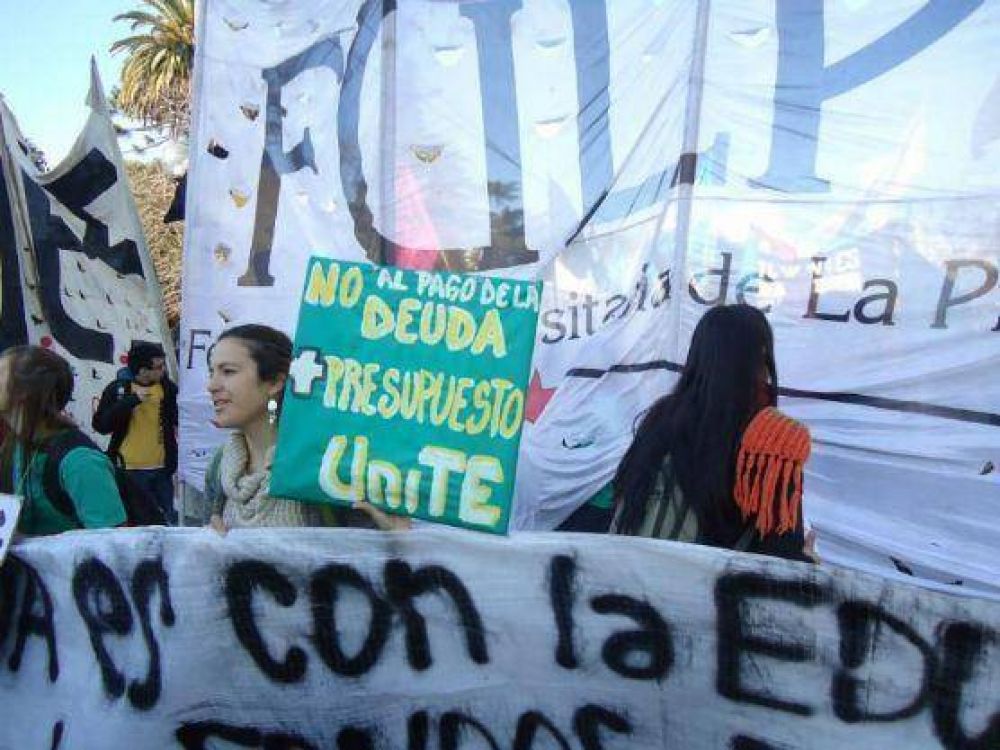 La Federacin Universitaria de La Plata march por la ciudad contra el ajuste y la inflacin