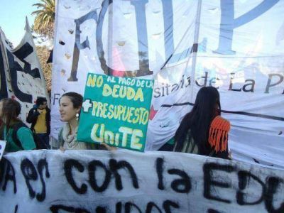 La Federaci�n Universitaria de La Plata march� por la ciudad contra el ajuste y la inflaci�n