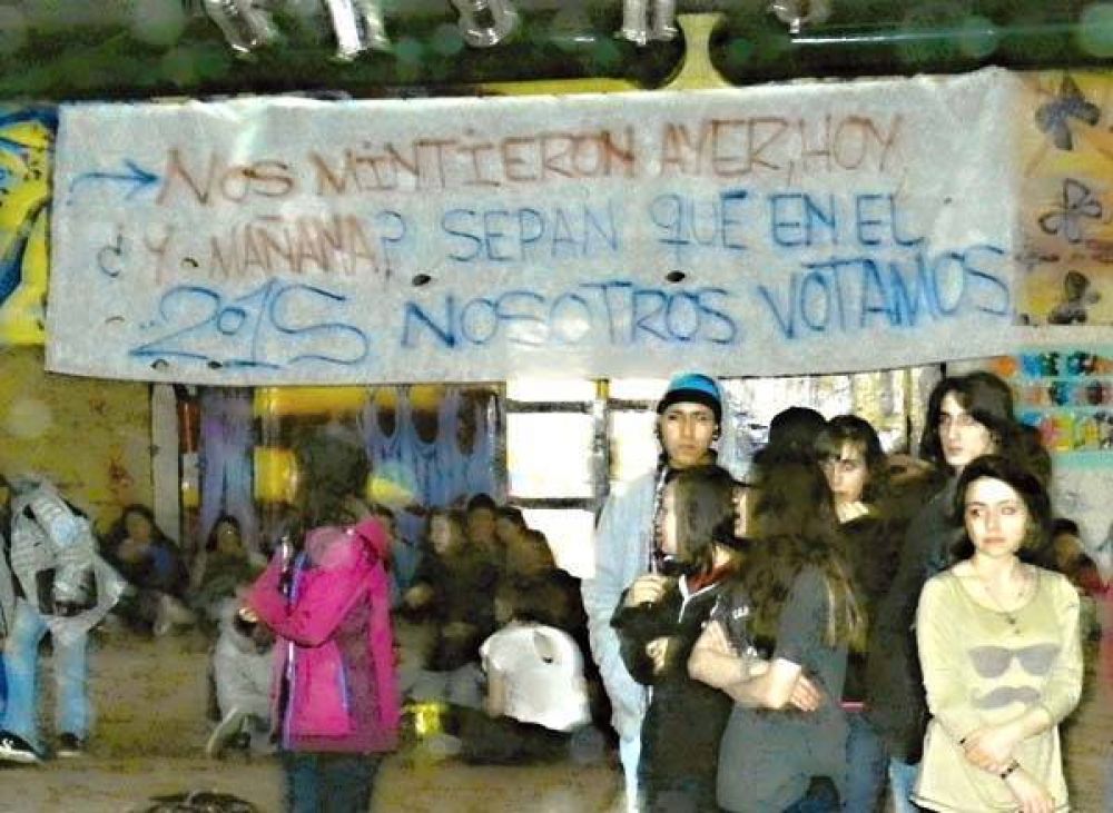 Estudiantes de colegios secundarios buscan respuestas ante los problemas en edificios educativos