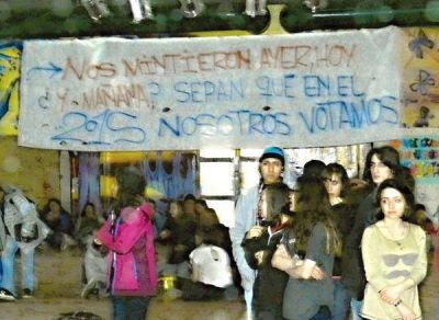 Estudiantes de colegios secundarios buscan respuestas ante los problemas en edificios educativos