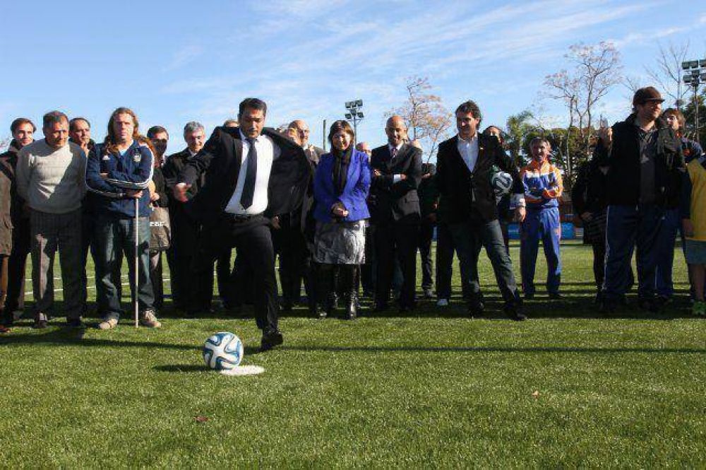 Daniel Scioli y Patricio Mussi inauguraron la cancha de c�sped sint�tico en el Club Malter�a