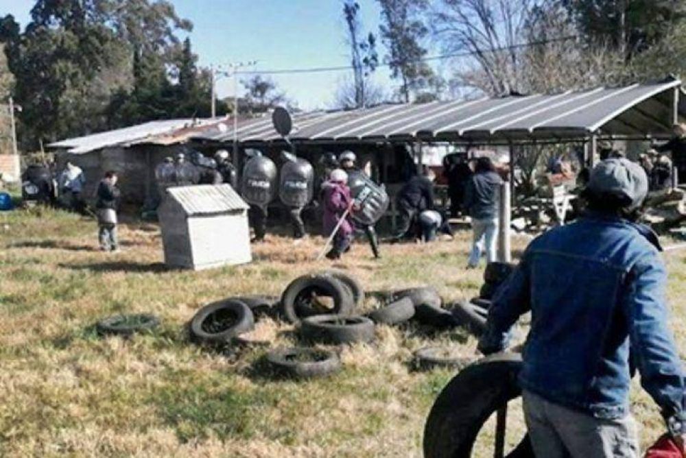 Violento desalojo policial a familias de Abasto