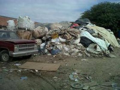 La Municipalidad clausuró un depósito de cartones y plástico en villa María Esther