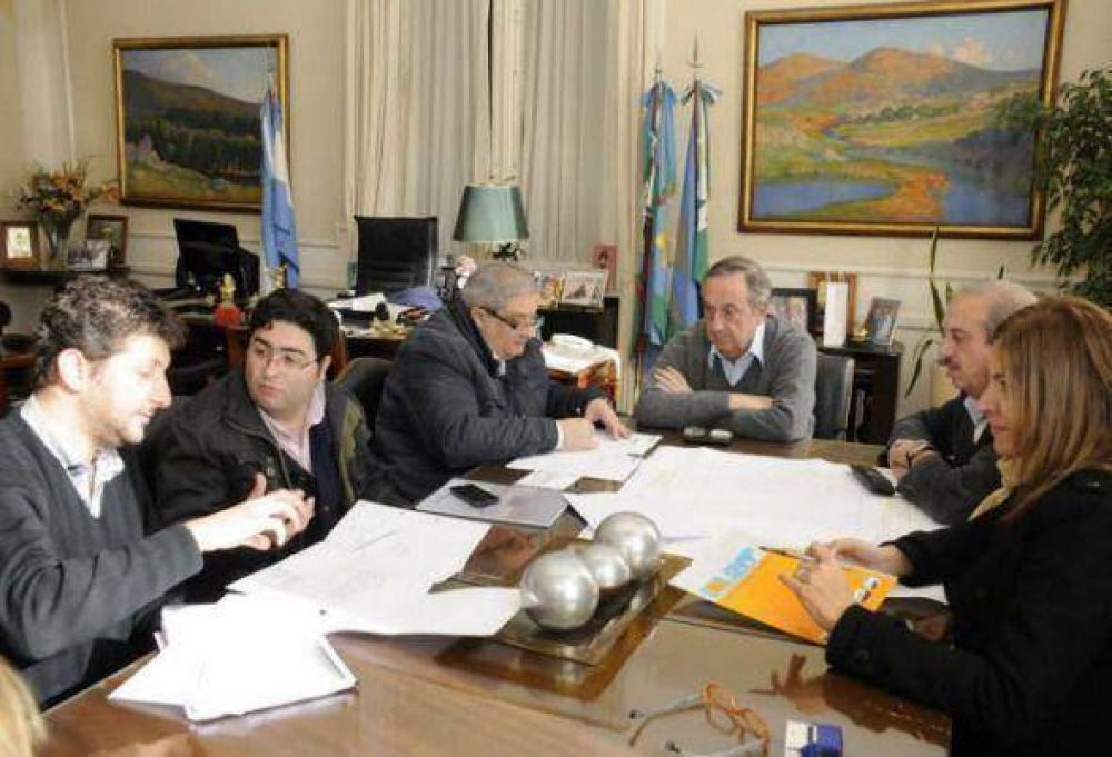 Se firm� el contrato para la construcci�n de dos nuevas tribunas en el Estadio General San Mart�n