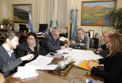 Se firm� el contrato para la construcci�n de dos nuevas tribunas en el Estadio General San Mart�n