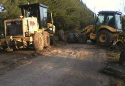 Trabajadores municipales realizan tareas en el acceso a Bajo Tala