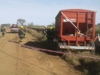 Volc� un tractor en un camino rural a Villa Moll 