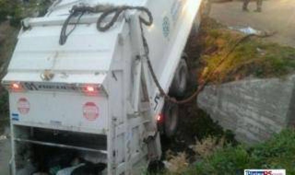 Ins�lito accidente en Bah�a Blanca: Cami�n de basura cay� a una zanja