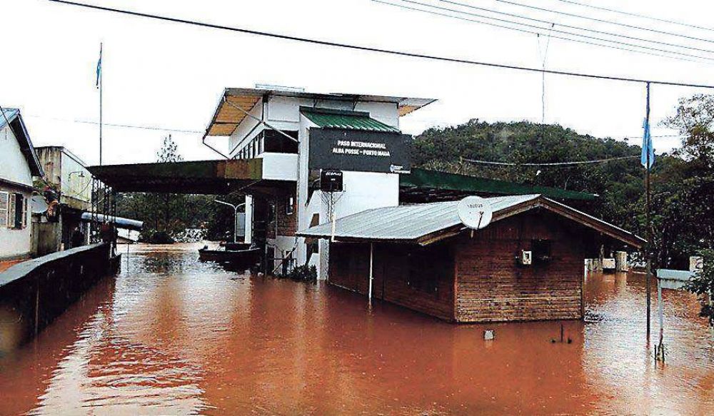 Dos mil personas contin�an evacuadas en Corrientes por la crecida del r�o Uruguay