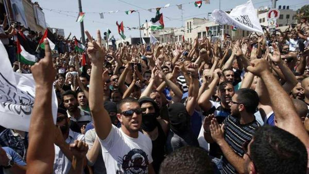 Una multitud inunda Jerusal�n, en el masivo funeral de un chico palestino