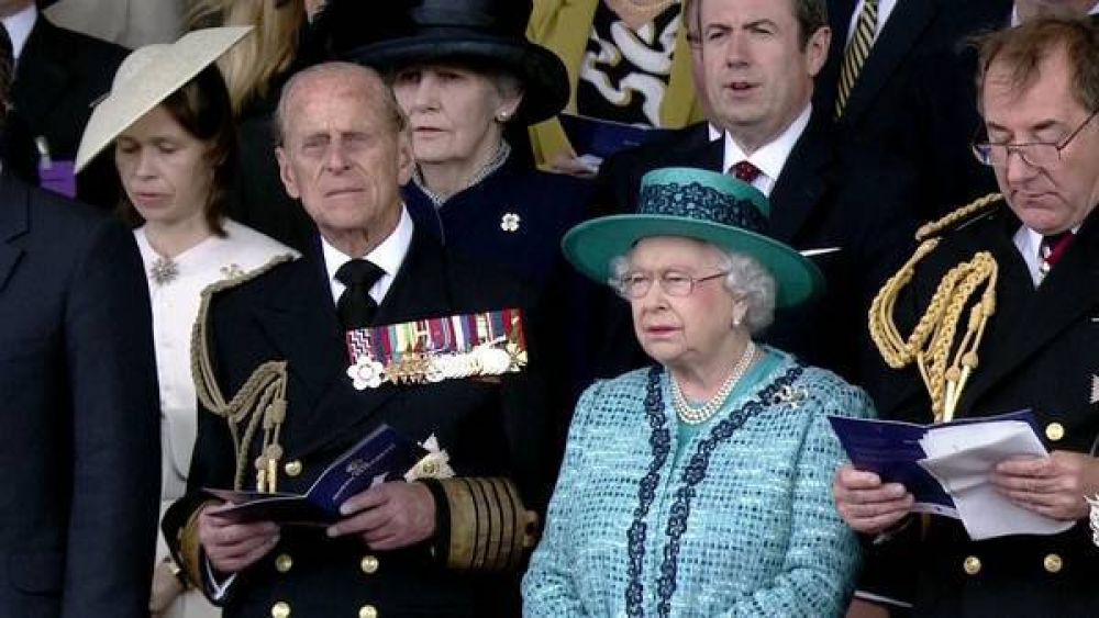 Isabel II bautiz� un gigantesco portaaviones con whisky