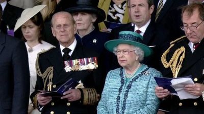 Isabel II bautiz� un gigantesco portaaviones con whisky