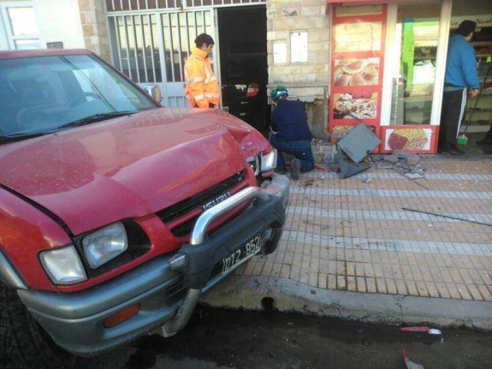 Una camioneta perdi� el control, subi� a la vereda y choc� contra un nicho de gas
