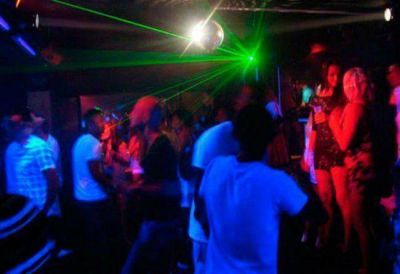 Esc�ndalo en Mallorca por el mamading: mujeres hacen sexo oral por tragos gratis