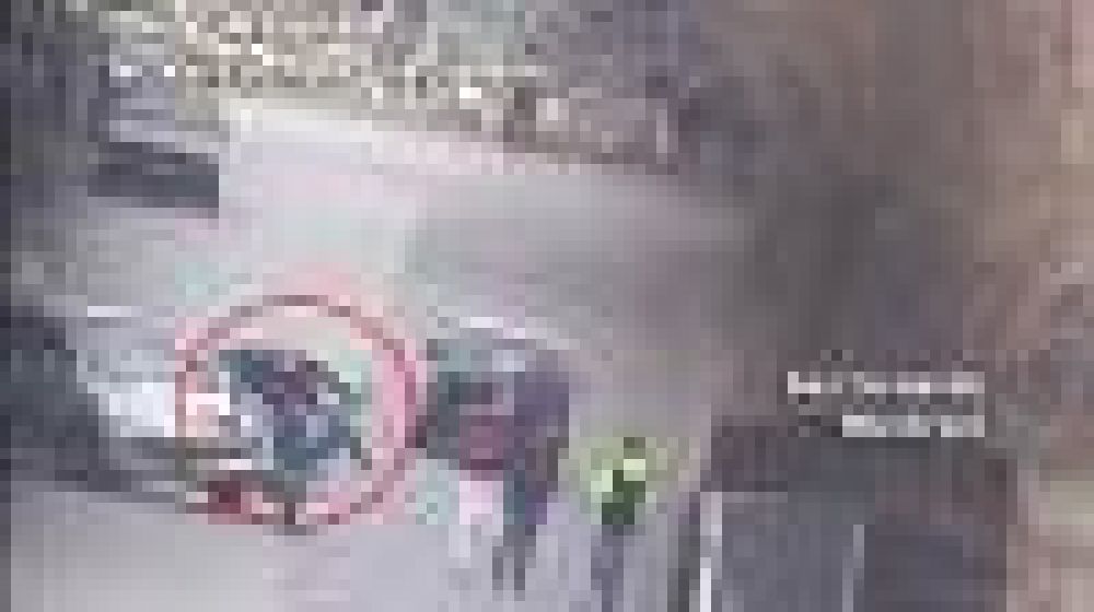 Espectacular choque de una moto contra un auto captado por las C�maras de Seguridad